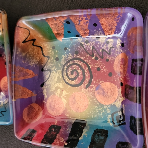 VINTAGE 1970S BOHO DECOR ABSTRACT ARTIST SIGNED GLASS PALLETES(6). - Picture 5 of 15